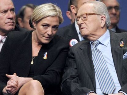 Marine Le Pen e seu pai, Jean-Marie Le Pen, em 2011.