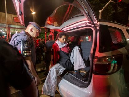 Manifestantes é detida após ato do MPL em São Paulo.