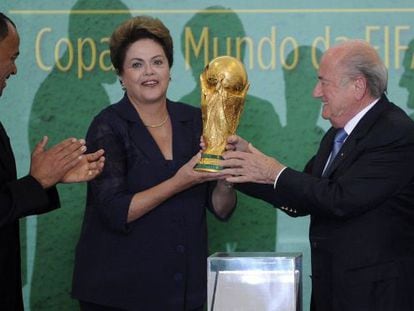 Dilma recebe a taça da Copa do presidente da FIFA, Joseph Blatter, em 2 de junho