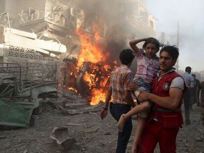 Equipes de socorro resgatam civis depois de um bombardeio na periferia de Damasco.