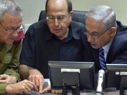 O primeiro-ministro de Israel, Benjamin Netanyahu, o ministro de Defesa e o chefe de pessoal observam mapas da Faixa de Gaza.