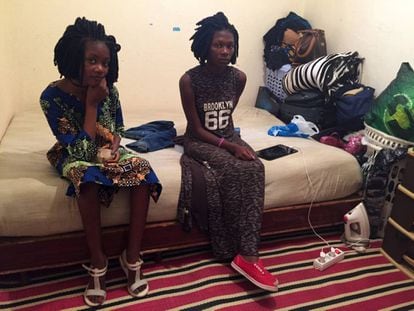 As irmãs Divine (11 anos) e Gloria Kisaka (14), de Mali, na casa onde moram, em Rabat.