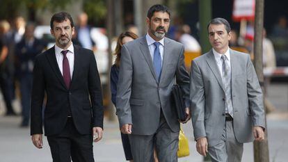 Jordi Cuixart, à esquerda, e Jordi Sánchez chegam ao Tribunal Nacional
