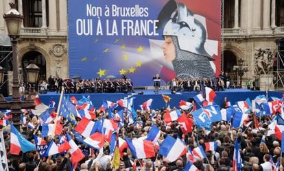 Partidários da Frente Nacional francesa durante comício de Marine Le Pen, líder do partido, em 1.º de maio em Paris.