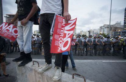 Manifestante segura cartaz contra a Copa neste m&ecirc;s em S&atilde;o Paulo. 