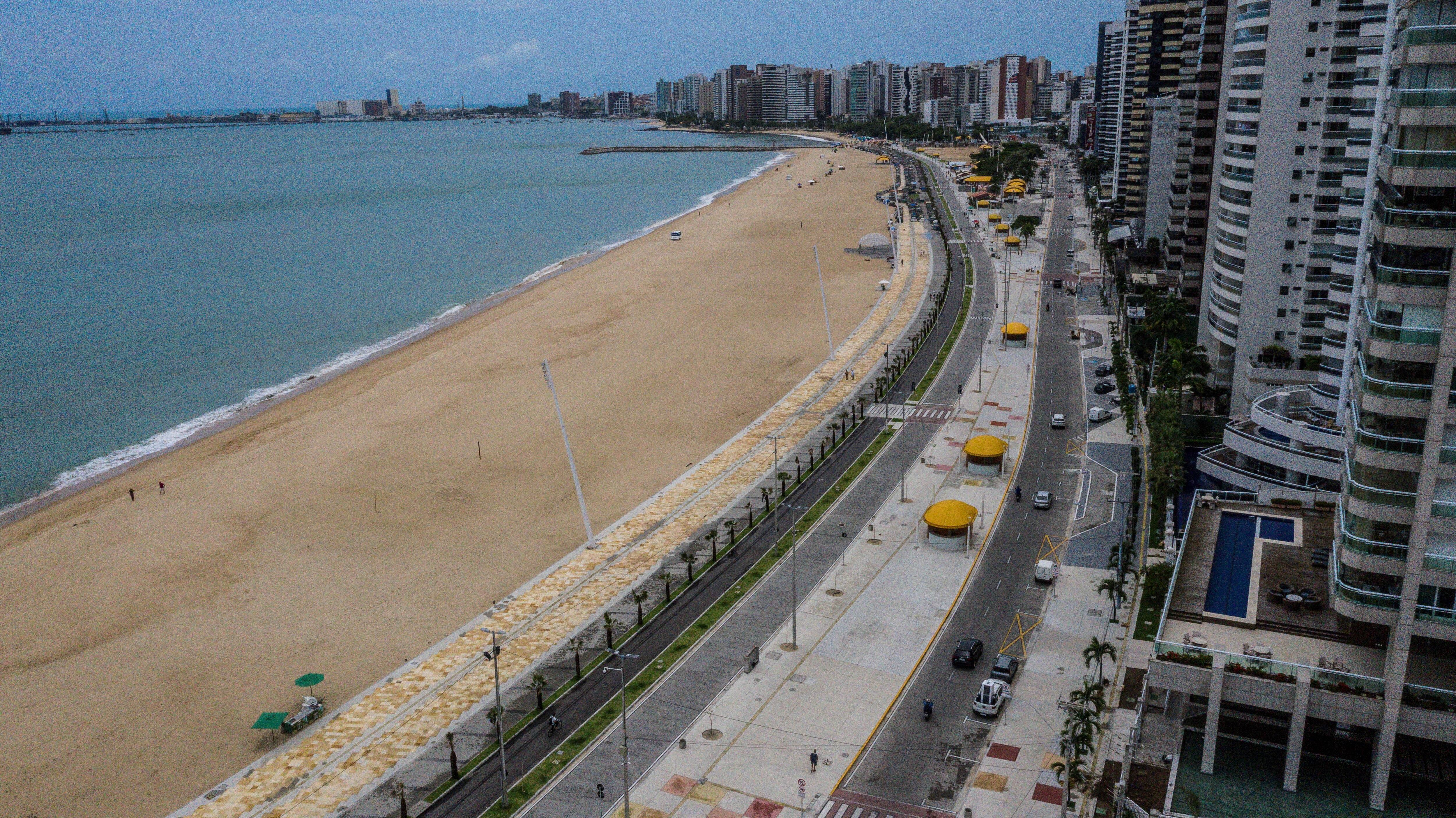 Praia de Iracema, em Fortaleza, vazia após as restrições de circulação decretada pelo Governo do Estado.
