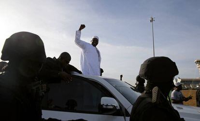 O presidente da Gâmbia Adama Barrow saúda seus seguidores em sua chegada a Banjul.