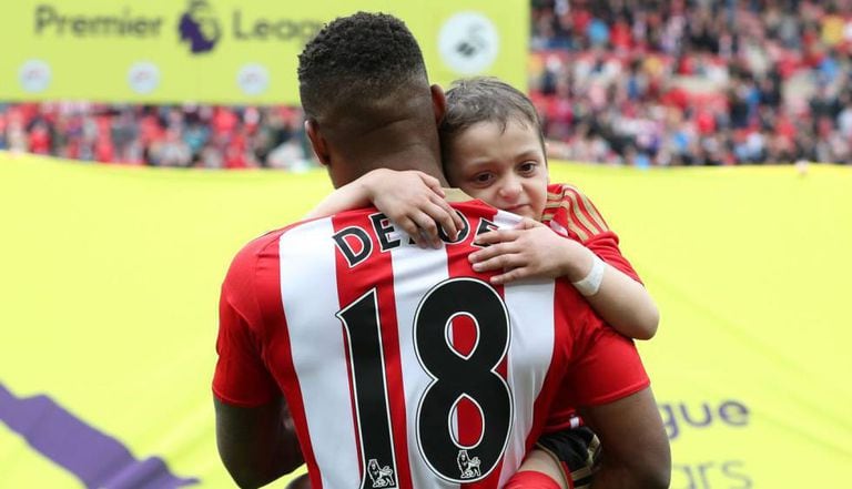 Bradley é carregado por Defoe, em maio deste ano.