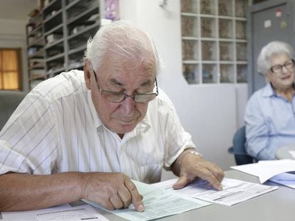 José Aloysio Neumann, de 82 anos, trabalha diariamente em sua corretora de seguros.