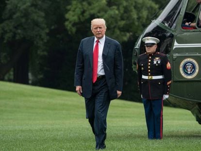Donald Trump caminha para a Casa Branca nesta segunda-feira.