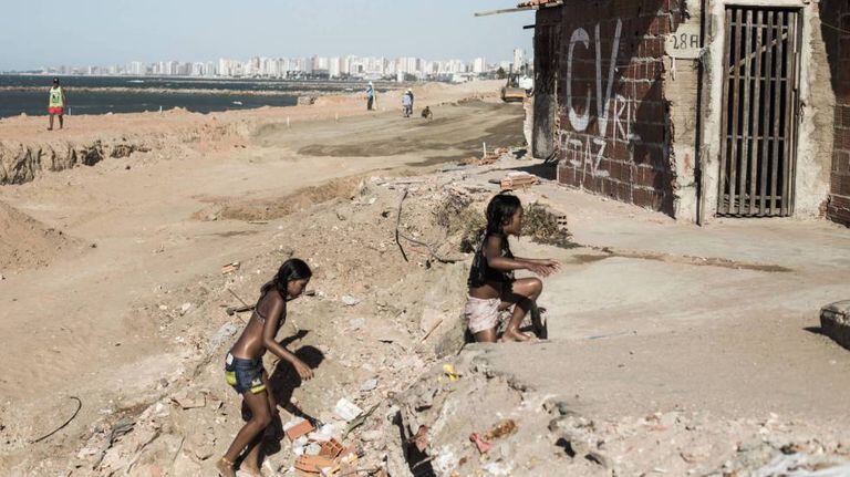 Crianças brincam em praia no Pirambu, área que já foi considerada umas das mais violentas de Fortaleza