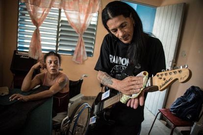 Yohandra e Gerson, em sua casa, em um antigo sanatório de HIV em Cuba.