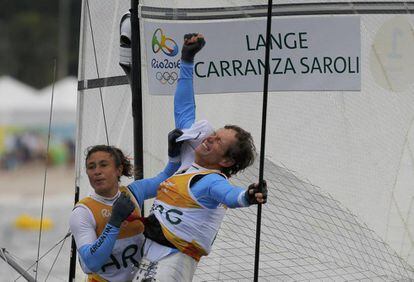 Santiago Lange e Cecilia Carranza comemoram o ouro para a Argentina na classe Nacra 17.