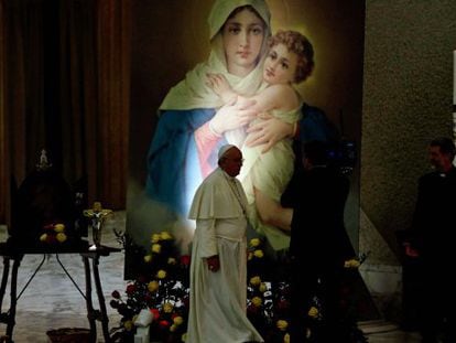 El Papa caminha em frente a uma imagem da virgem no Vaticano.
