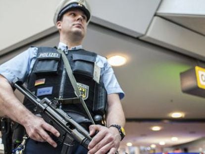 Policial vigia o aeroporto Tegel, em Berlim.