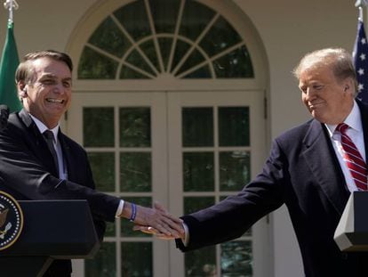 Bolsonaro e Trump se cumprimentam nesta terça-feira na Casa Branca.