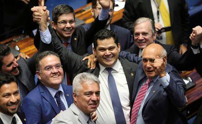 Davi Alcolumbre, novo presidente do Senado, comemora por aliados.