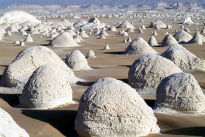 Formações geológicas no Deserto Branco, no Egito.
