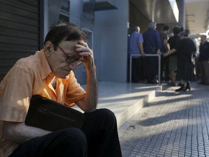 Aposentado grego descansa junto a agência bancária fechada. Muitos correntistas se aglomeravam nos bancos desde o começo da manhã.