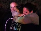 Uma mulher que fugiu do local do tiroteio, no Borderline Bar&Grill, abraça seus familiares em Thousand Oaks.