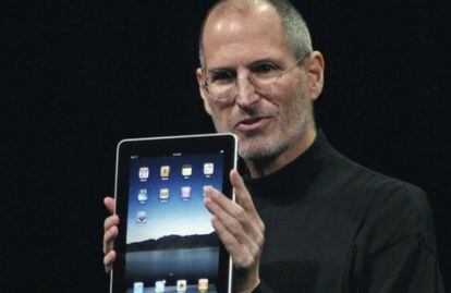 O fundador de Apple, Steve Jobs, na apresentação do iPad em 2010.