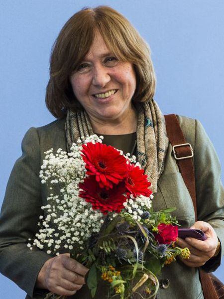 Svetlana Alexievich durante a entrevista coletiva em Berlim.