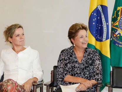 A ex-ministra da Casa Civil, Gleisi Hoffmann, e a presidente Dilma Rousseff