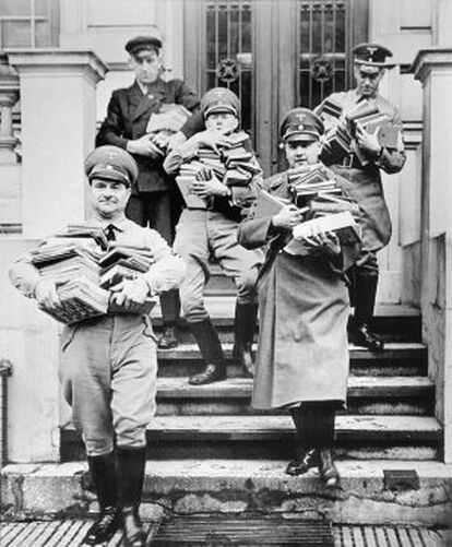 Integrantes do partido nazista durante um saqueio de livros em 1933.