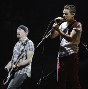The Edge, guitarrista do U2, atua com Matt Bellamy, do Muse, no Festival de Glastonbury de 2010. 