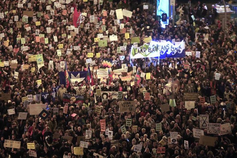 Manifestantes a favor do clima nas ruas de Madri.