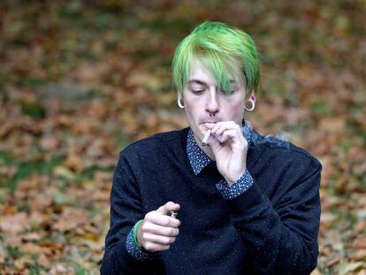 Ativista fuma maconha em prol da legalização na frente do Parlamento de Londres na terça-feira passada