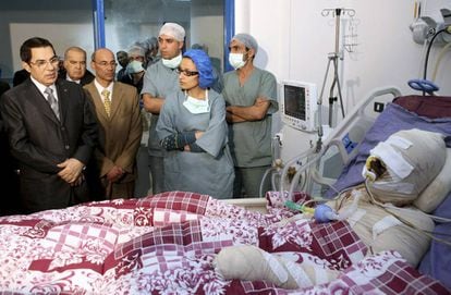 O então presidente tunisiano Ben Ali (à esquerda) visita no hospital o jovem que se imolou em 17 de dezembro de 2011.