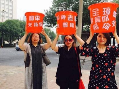 Esposas de dissidentes em um protesto. À esquerda, Wang Qiaoling.