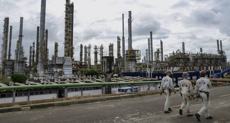 Trabalhadores passeiam diante da indústria petroquímica em Camaçari, no Brasil