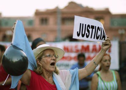 Mulher protesta em frente à Casa Rosada.