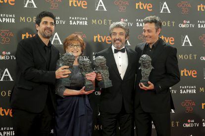O elenco ganhador por 'Truman': o diretor, Cesc Gay, a produtora, Marta Esteban, o ator Ricardo Darín e o roteirista Tomàs Aragay.