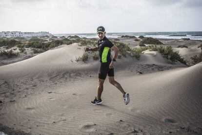 Diego Polino, atleta de retrorunning, treina a modalidade em Lanzarote, na Espanha.
