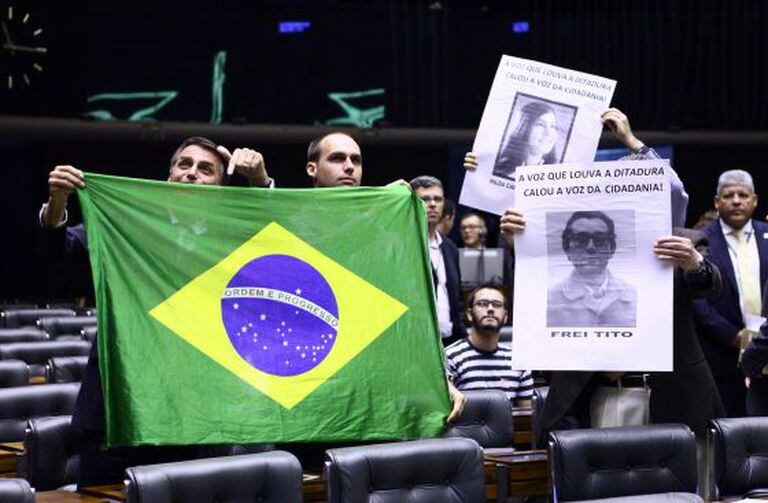 Manifestantes a favor e contra a ditadura durante evento na Câmara.