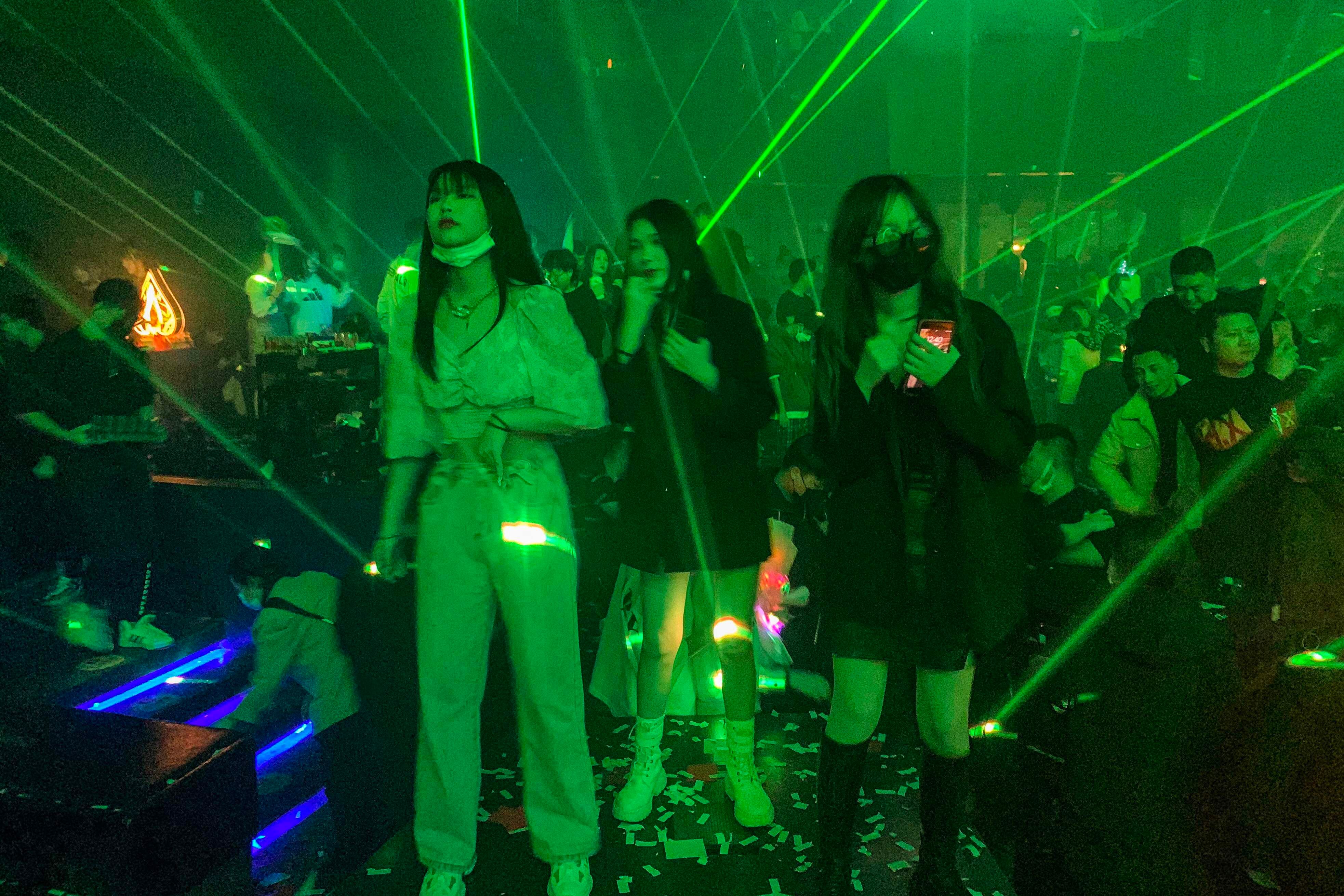 Jovens em uma discoteca de Wuhan, na província chinesa de Hubei, na quinta-feira.