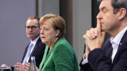 Merkel fala à imprensa na manhã desta terça-feira, com o prefeito de Berlim, Michael Müller, à direita, e o governador da Baviera, Markus Söder, à esquerda.