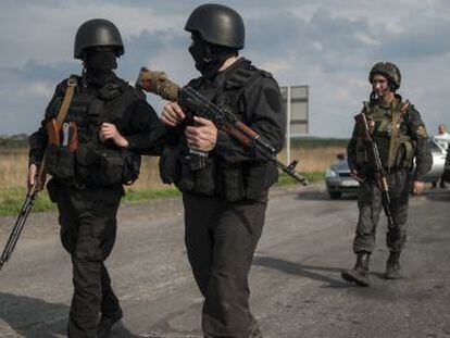 Soldados ucranianos controlam a estrada nas periferias de Slaviansk.