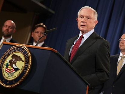 O procurador-geral Jeff Sessions dá uma coletiva de imprensa expondo as ações internacionais realizadas contra o cibercrime em Washington.