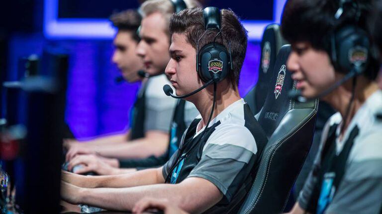 Jogadores profissionais da ‘League of Legends’ participam de competição da liga europeia.