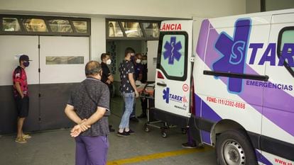 Ambulância com paciente com covid-19 chega ao Tide Setúbal nesta sexta-feira, 12 de março. 