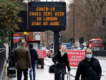 Sinais de alerta para a covid-19 nas ruas de Londres em 23 de dezembro.