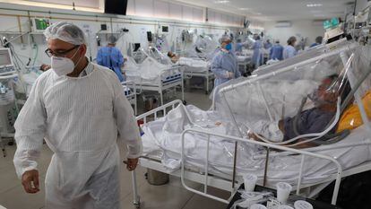 Trabalhadores da saúde e pacientes em uma UTI de covid-19 no Hospital Gilberto Novaes, em Manaus.