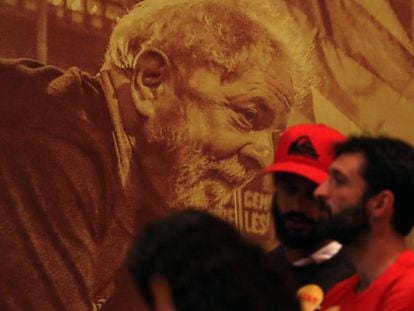 Apoiadores de Lula assistem ao lançamento da pré-candidatura do petista no dia 8 de junho  
