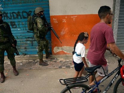Operação militar na favela Kelson's, no Rio de Janeir, em fevereiro de 2018. 