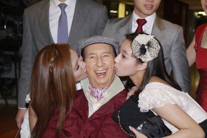Stanley Ho celebra seu aniversário de 98 anos com suas filhas Sabrina e Alice em 2012.