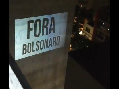 Projeção contra Bolsonaro no bairro de Santa Cecília, em São Paulo.